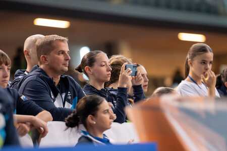 Držanje pesti za naše